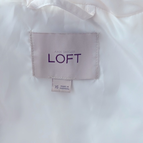 Loft white cute puffer jacket. Zipper front & or snap closure. High neck detail - Picture 5 of 6